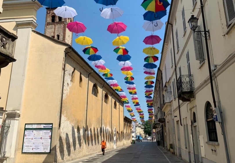 Gli ombrelli colorati di Trino in beneficenza per l'Ipab